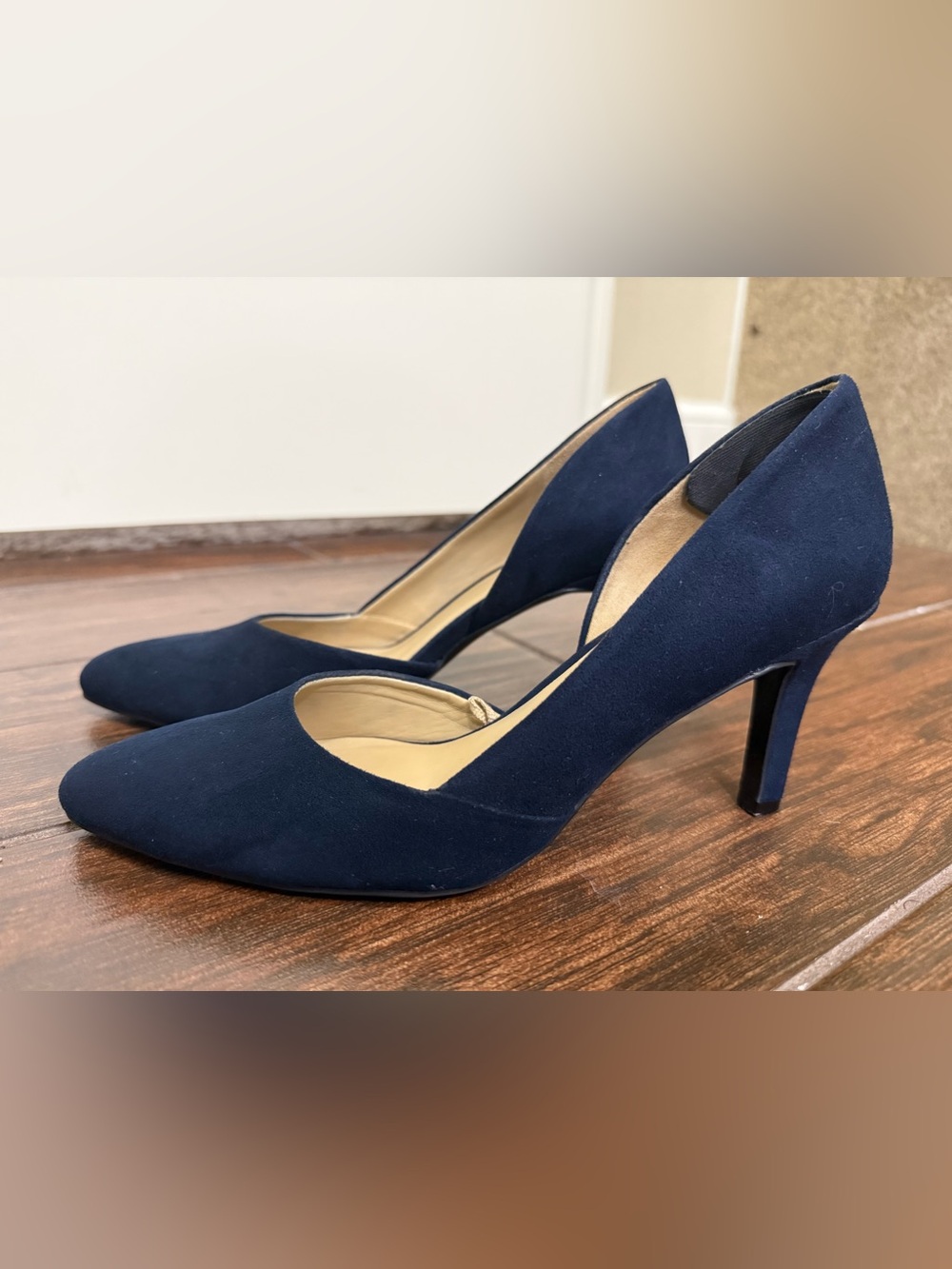 Classic Navy Suede Pointed-Toe Pumps - Women Size 6 - Naturalizer - like new!